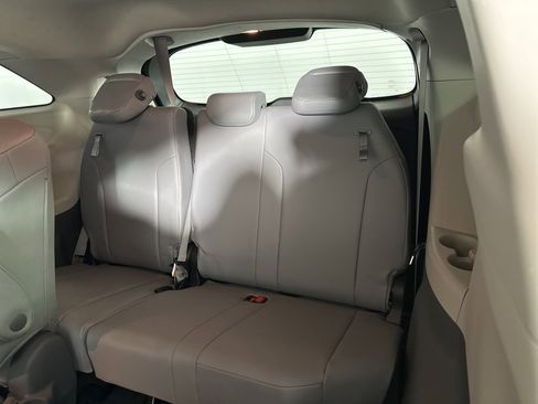 Used 2021 Toyota Sienna XLE image 19