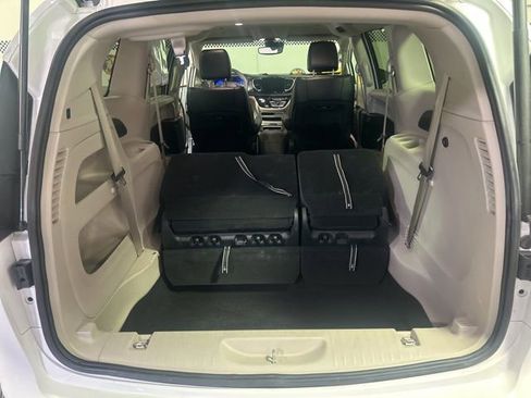 Used 2024 Chrysler Pacifica Touring-L FWD image 8