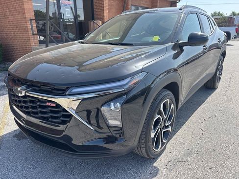 Used 2026 Chevrolet Trax RS w/ Sunroof Package FWD image 2