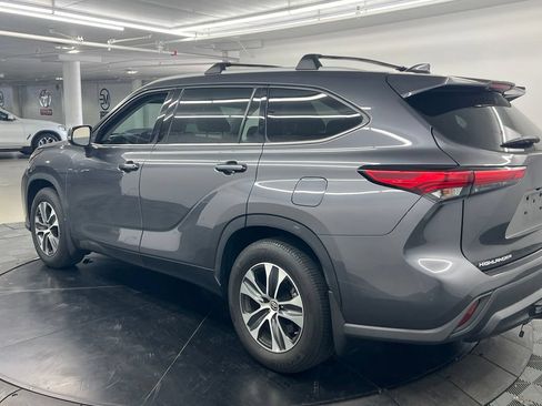 Used 2022 Toyota Highlander XLE FWD image 5