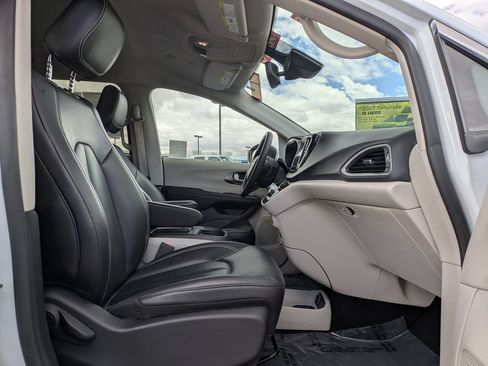 Used 2023 Chrysler Pacifica Touring-L FWD image 11