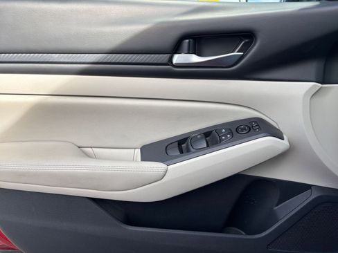 Used 2025 Nissan Altima 2.5 SV image 18