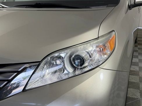 Used 2017 Toyota Sienna XLE Premium FWD image 12