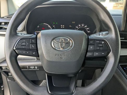 Used 2025 Toyota Sienna LE image 17