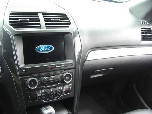 Used 2017 Ford Explorer XLT w/ Equipment Group 202A FWD image 8