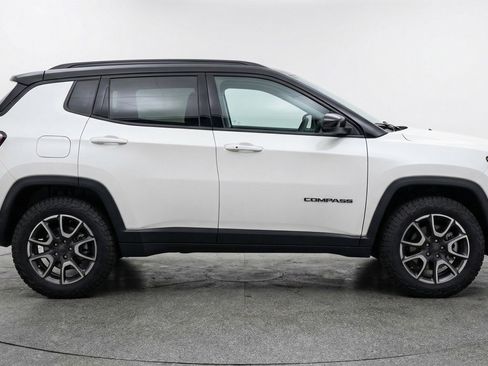 Used 2025 Jeep Compass Trailhawk AWD/4WD image 11