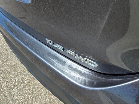 Used 2021 Toyota Highlander XLE image 11