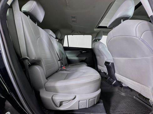 Used 2023 Toyota Highlander XLE AWD/4WD image 28