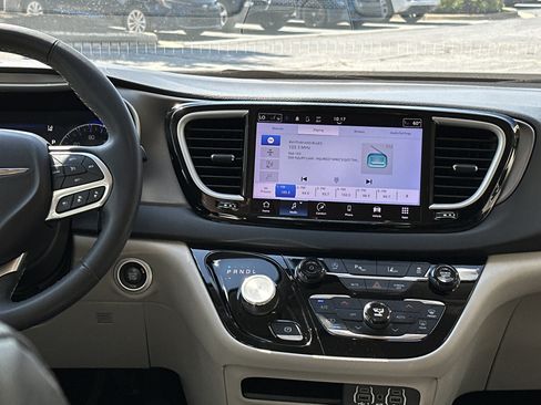 Used 2023 Chrysler Pacifica Touring-L FWD image 23