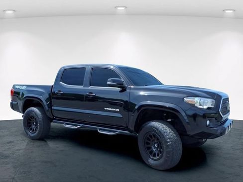 Used 2018 Toyota Tacoma TRD Sport AWD/4WD image 5