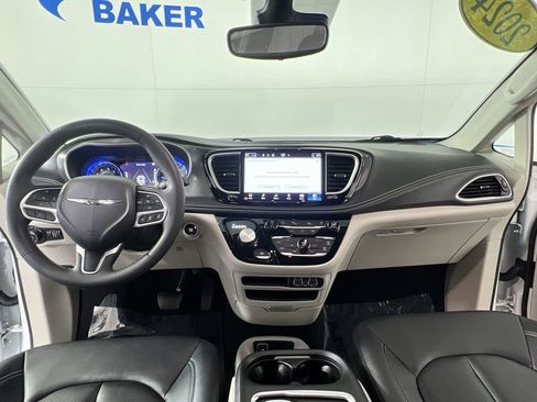 Used 2024 Chrysler Pacifica Touring-L AWD/4WD image 19