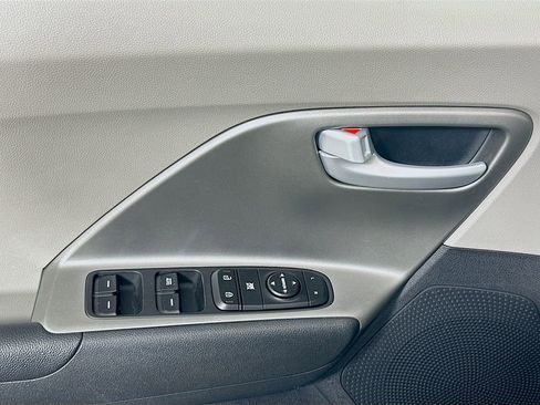 Used 2019 Kia Niro LX image 17