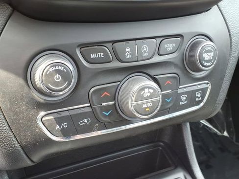 Used 2021 Jeep Cherokee Limited w/ Trailer Tow Group AWD/4WD image 23