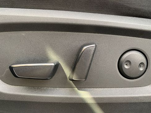 Used 2025 Nissan Pathfinder SV image 25