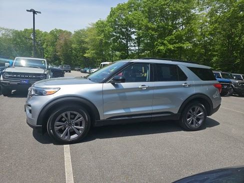 Used 2022 Ford Explorer XLT w/ Equipment Group 202A AWD/4WD image 2