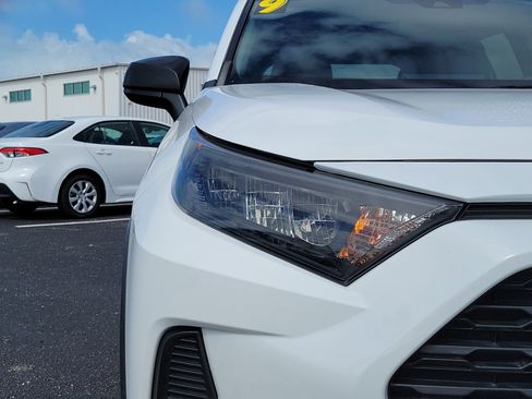 Used 2019 Toyota RAV4 LE image 7