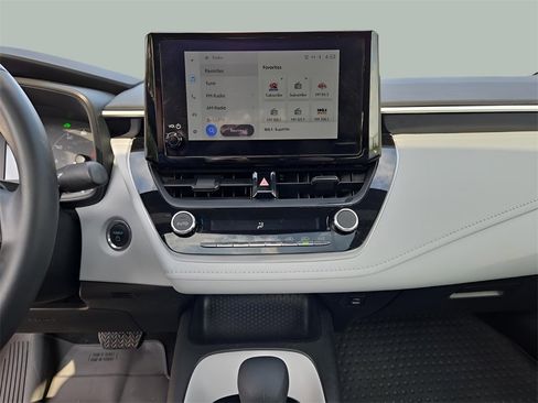 Used 2023 Toyota Corolla SE w/ SE Package image 11