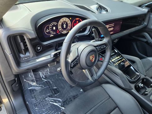 Certified 2025 Porsche Cayenne GTS AWD/4WD image 4