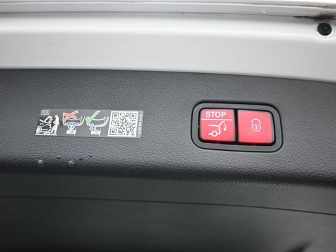 Used 2025 Mercedes-Benz GLC 350e 4MATIC image 27