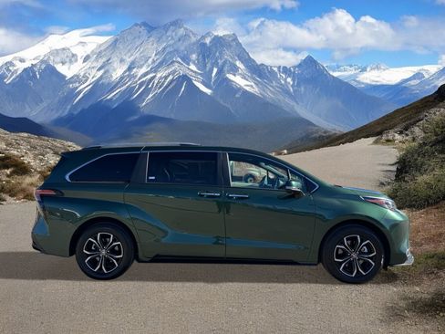 Used 2025 Toyota Sienna Platinum image 6