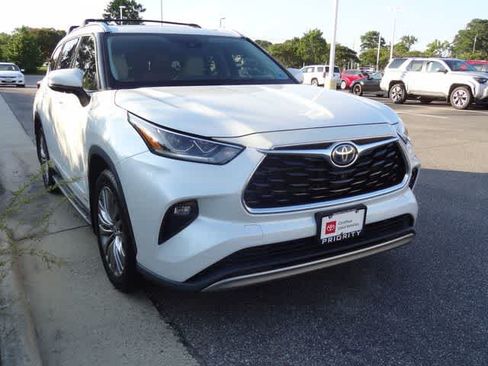 Used 2022 Toyota Highlander Platinum AWD/4WD image 3