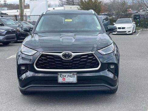 Used 2024 Toyota Highlander XLE image 2
