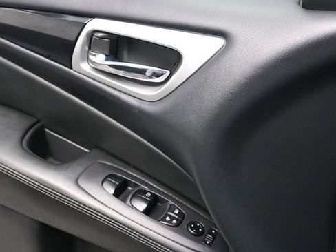 Used 2018 Nissan Pathfinder S image 21