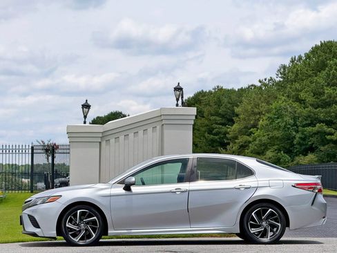 Used 2018 Toyota Camry SE FWD image 7