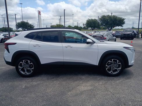 Used 2025 Chevrolet Trax LT w/ LT Convenience Package FWD image 5