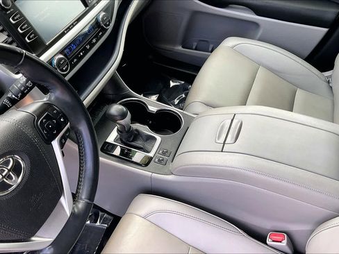 Used 2019 Toyota Highlander XLE image 17
