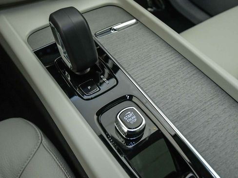 Certified 2025 Volvo XC60 B5 Plus w/ Protection Package Premier image 23