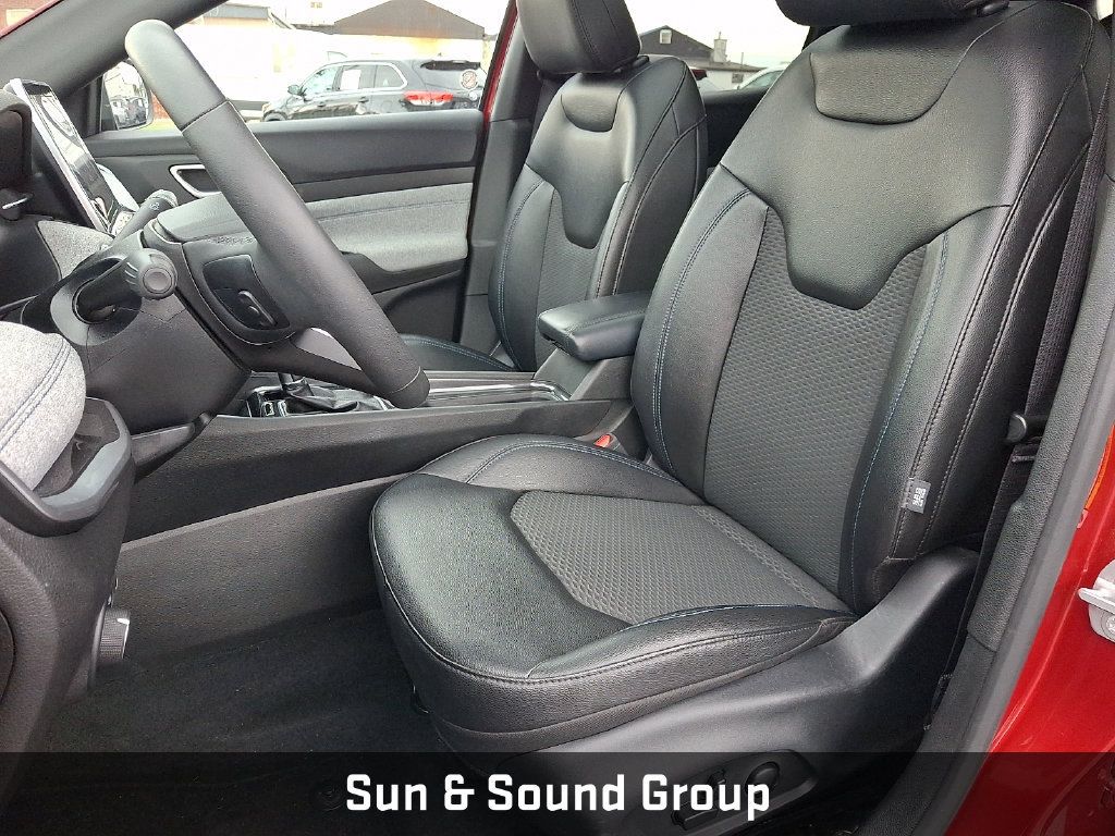 Used 2025 Jeep Compass Latitude w/ Sun & Sound Group AWD/4WD image 14