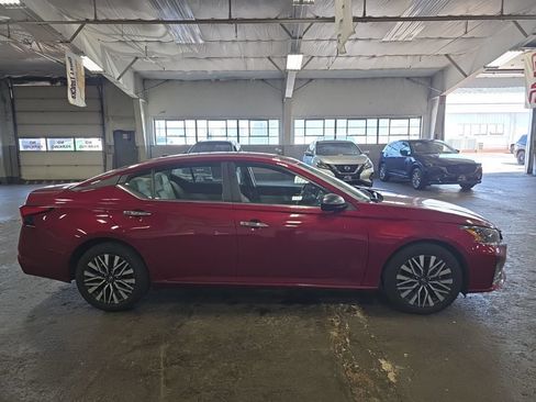 Used 2025 Nissan Altima 2.5 SV FWD image 2