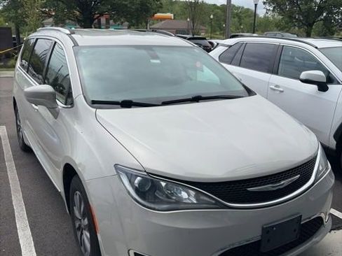 Used 2019 Chrysler Pacifica Touring-L Plus FWD image 1