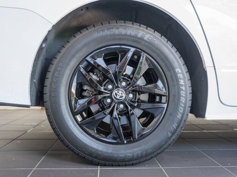 Used 2023 Toyota Sienna LE FWD image 16