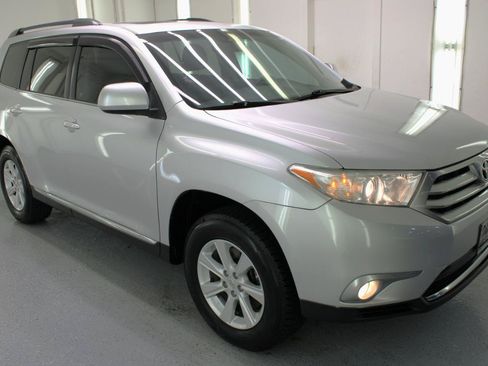 Used 2011 Toyota Highlander SE w/ Tow Pkg FWD image 11