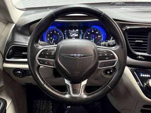 Used 2017 Chrysler Pacifica Touring-L image 16