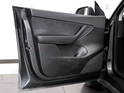 Used 2022 Tesla Model Y Long Range AWD/4WD image 41