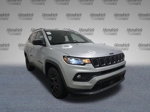 Used 2025 Jeep Compass Latitude w/ Convenience Group image 3