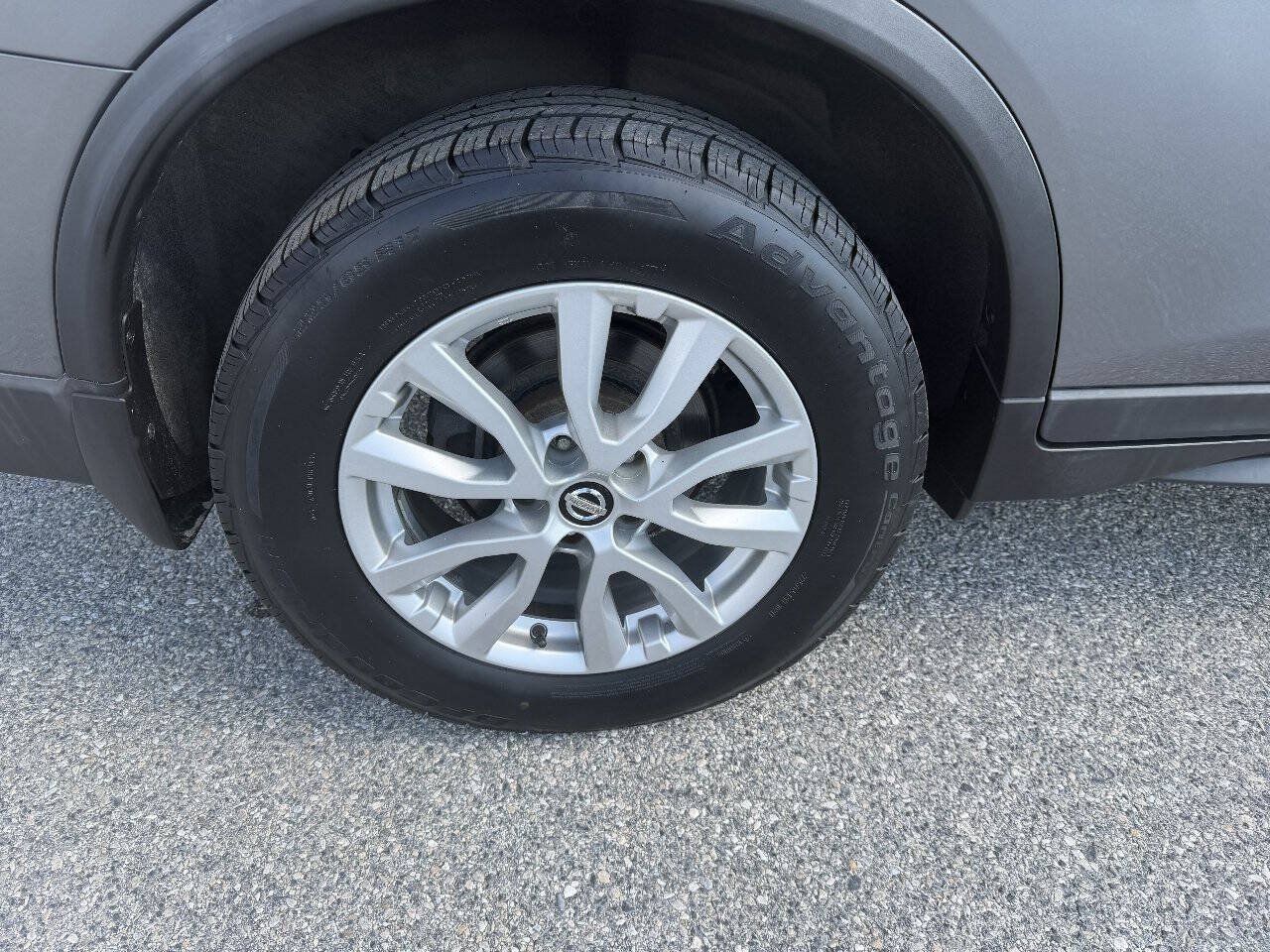 Used 2017 Nissan Rogue SV AWD/4WD image 27