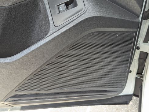 Used 2022 Volkswagen Tiguan SE image 16