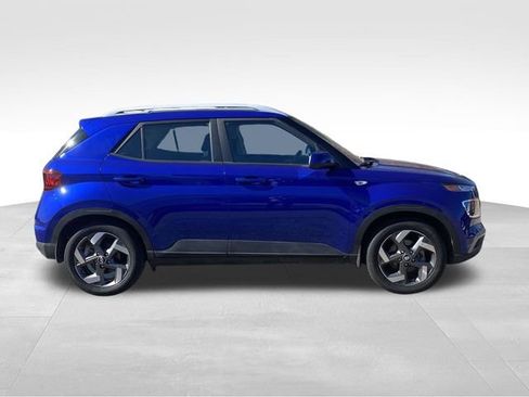 Used 2024 Hyundai Venue SEL image 2