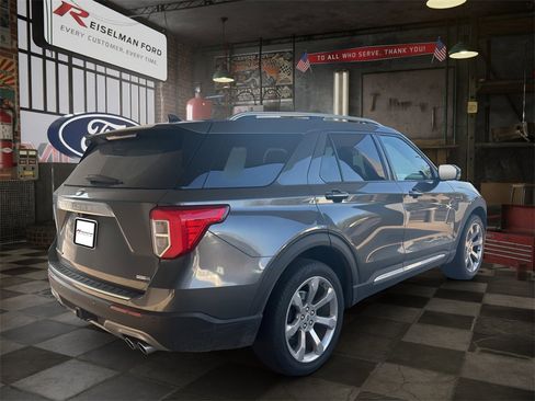 Used 2020 Ford Explorer Platinum w/ Premium Technology Package image 6