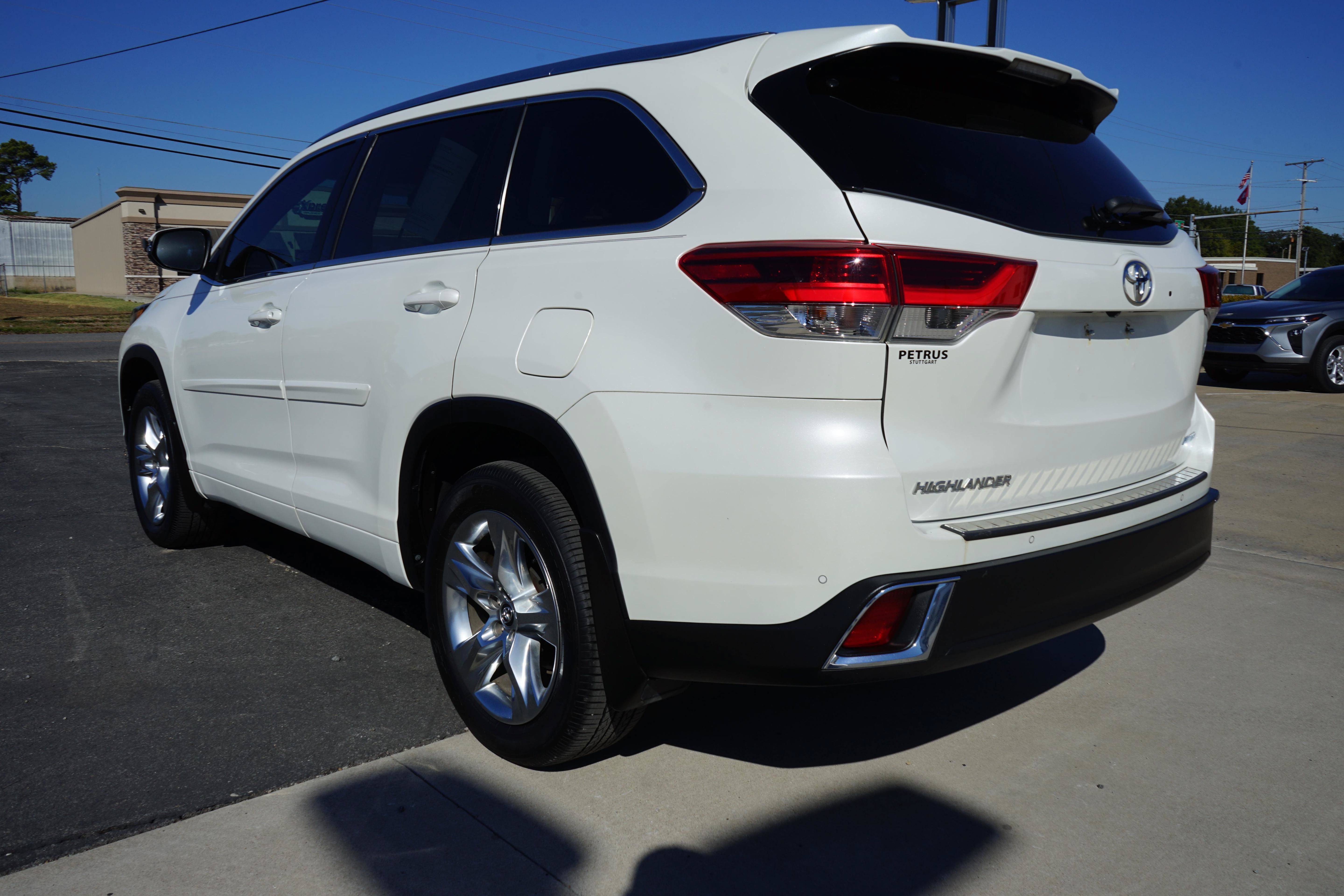 Used 2019 Toyota Highlander Limited FWD image 3