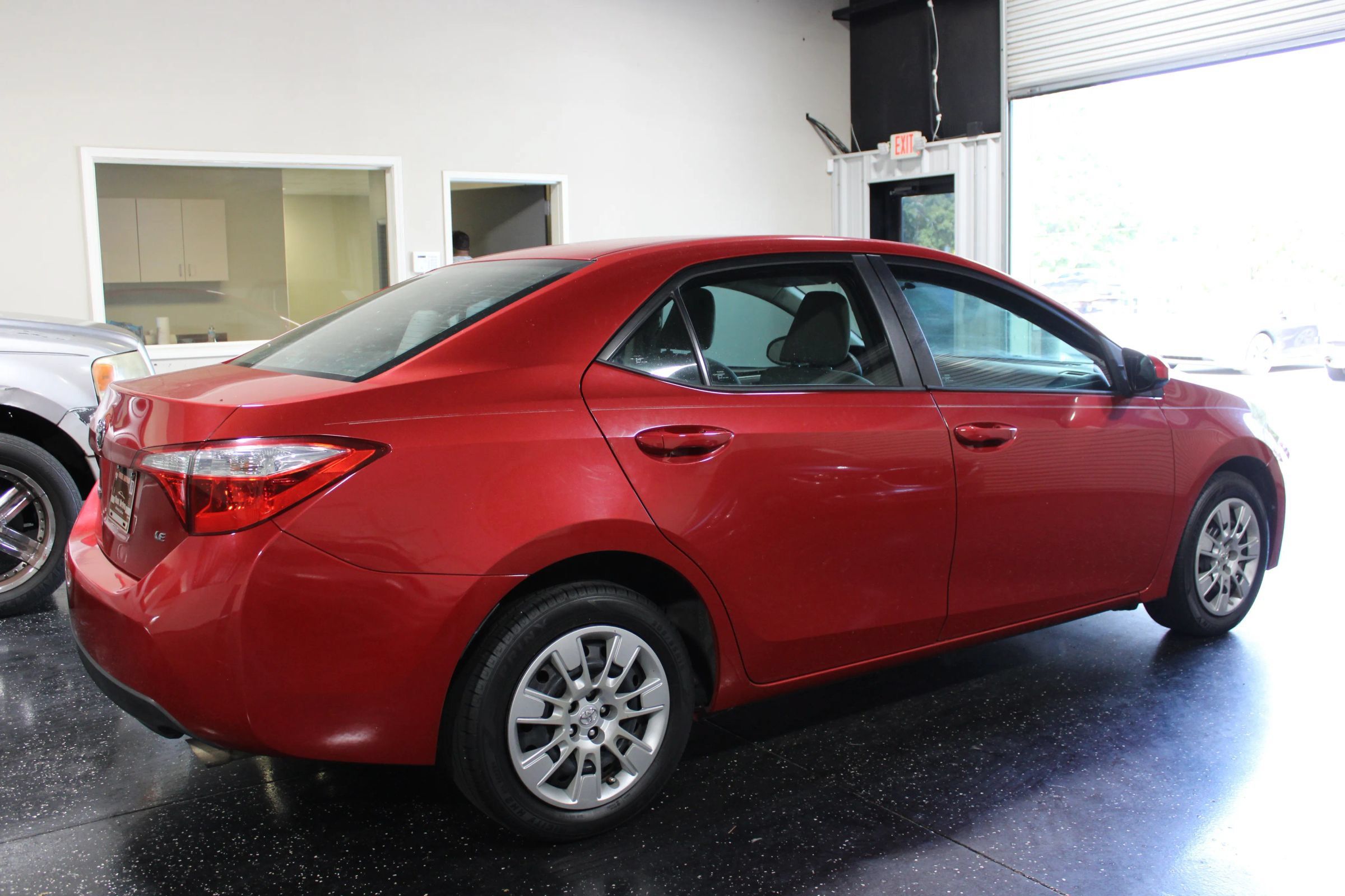 Used 2016 Toyota Corolla LE FWD image 3
