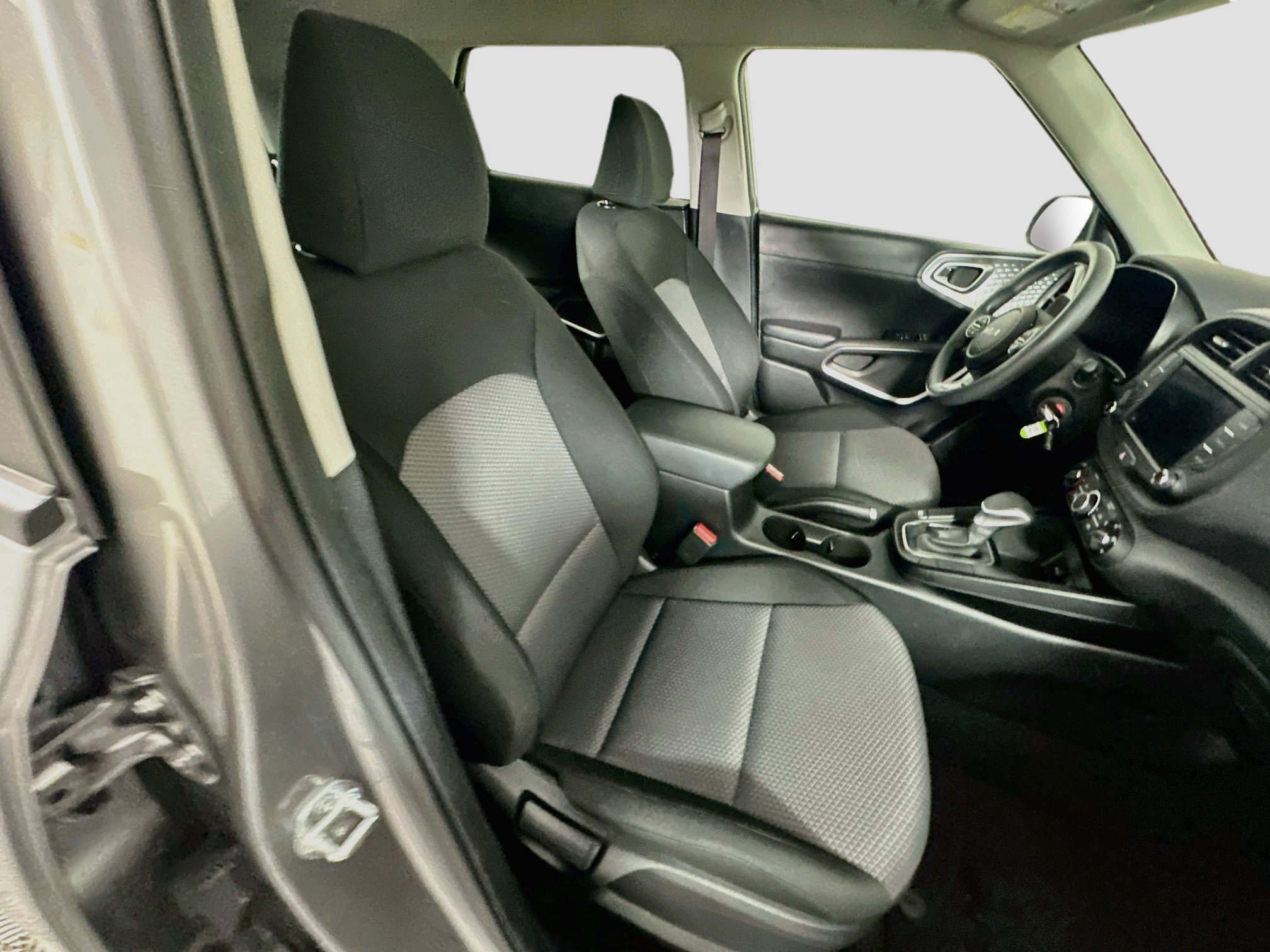 Used 2025 Kia Soul LX w/ LX Technology Package FWD image 29