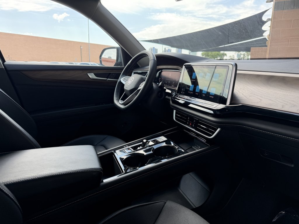 Used 2024 Volkswagen Atlas SE w/ Panoramic Sunroof Package FWD image 45