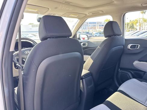 Used 2022 Hyundai Venue SEL image 17