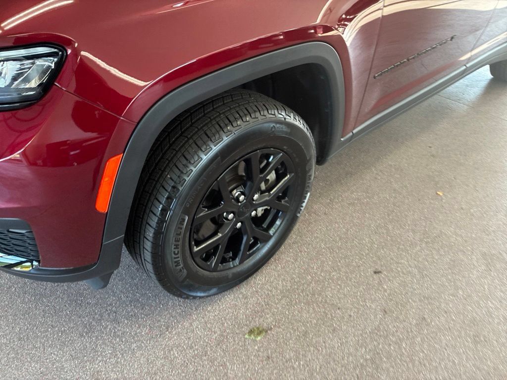 Certified 2025 Jeep Grand Cherokee L Laredo AWD/4WD image 6