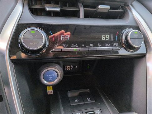 Certified 2022 Toyota Venza LE image 23